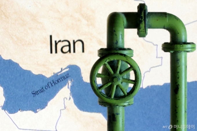 이란과 오만 사이에 자리한 호르무즈 해협의 지도. 호르무즈 해협은 페르시아만에서 생산된 원유를 전 세계로 운송하는 핵심 경로다. 이 해협을 통과하는 원유량은 전 세계 소비량의 약 20%다. /로이터=뉴스1