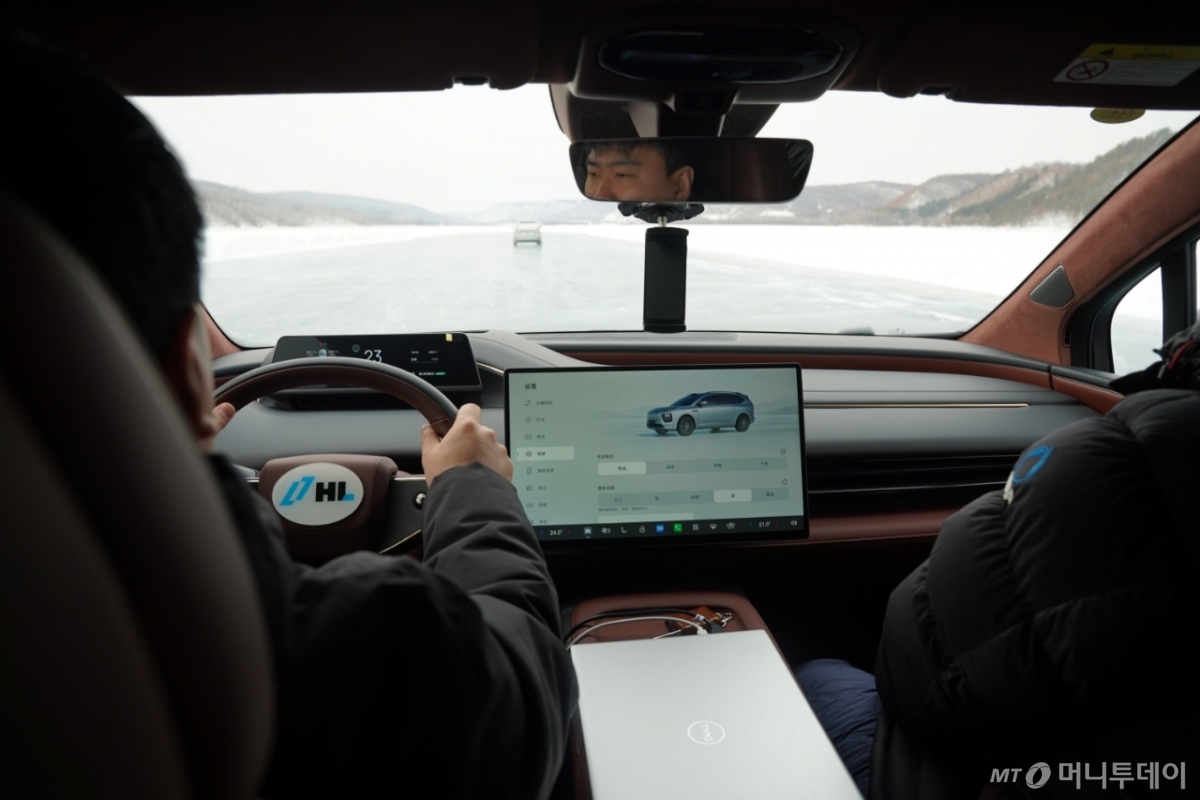테스트 차량이 HL만도 헤이허 트랙의 빙판 위를 질주하고 있다. /사진 제공=HL만도