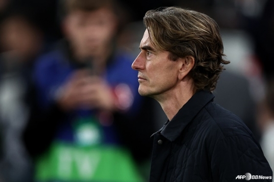 토마스 프랭크 전 토트넘 홋스퍼 감독이 영국 런던의 토트넘 홋스퍼 스타디움에서 열린 2025~2026시즌 유럽축구연맹(UEFA) 챔피언스리그(UCL) 리그 페이즈 1라운드 경기 중 그라운드를 바라보고 있다. /AFPBBNews=뉴스1