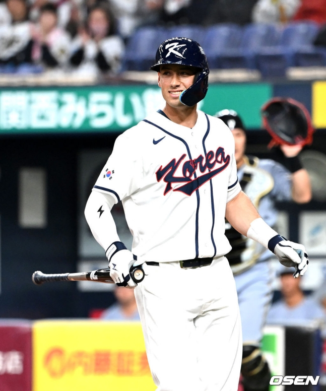 포수 파울 플라이로 물러나며 아쉬움을 나타내고 있는 위트컴.