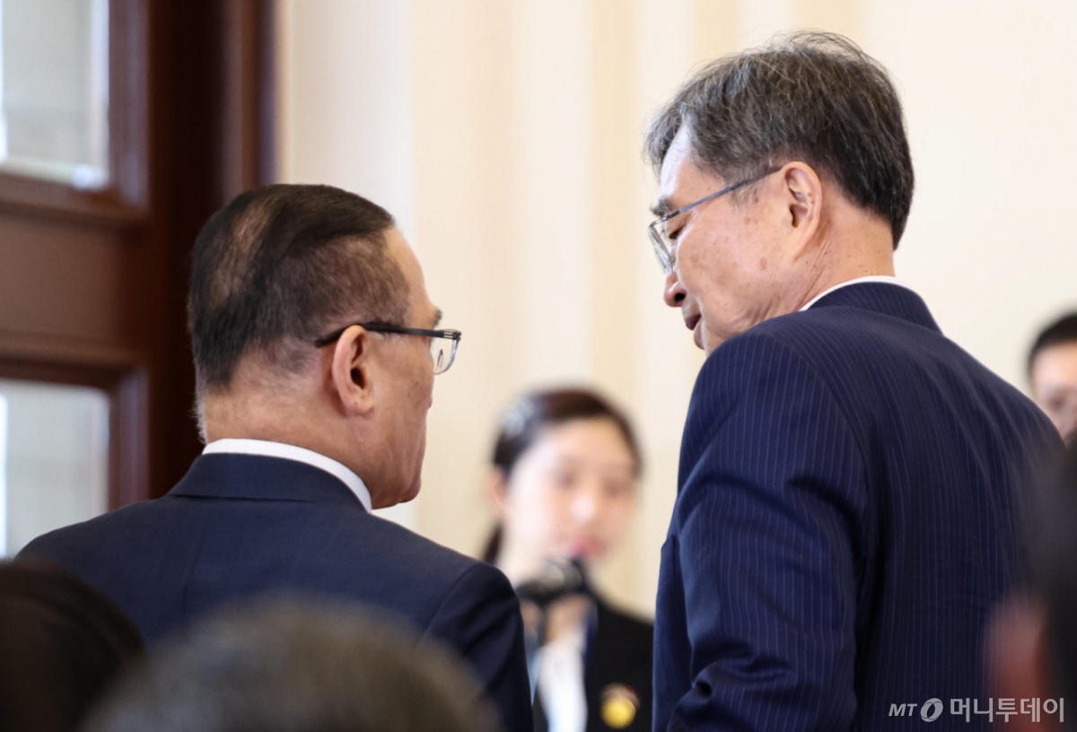 (싱가포르=뉴스1) 허경 기자 = 위성락 안보실장(왼쪽)과 조현 외교부 장관이 2일(현지시간) 싱가포르 외교부에서 공동언론발표에서 대화를 하고 있다. 2026.3.2/뉴스1 Copyright © 뉴스1. All rights reserved. 무단 전재 및 재배포, AI학습 이용 금지. /사진=(싱가포르=뉴스1) 허경 기자