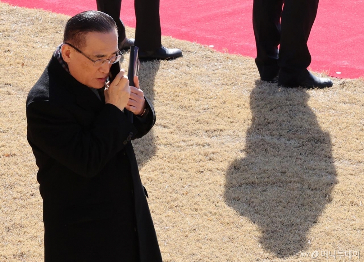 [서울=뉴시스] 최동준 기자 = 위성락 국가안보실장이 23일 청와대에서 열린 브라질 루이스 이나시우 룰라 다 시우바 대통령 공식 환영식에 앞서 통화하고 있다. 2026.02.23. photocdj@newsis.com /사진=류현주