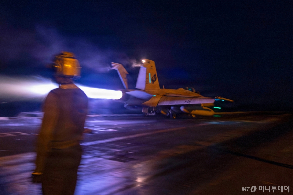 1일(현지시간) 미 해군 항공모함 에이브러햄 링컨호(CVN 72)에서 F/A-18E 슈퍼 호넷 전투기가 '에픽 퓨리' 작전 지원을 위해 출격하고 있다. /AP=뉴시스 /사진=민경찬