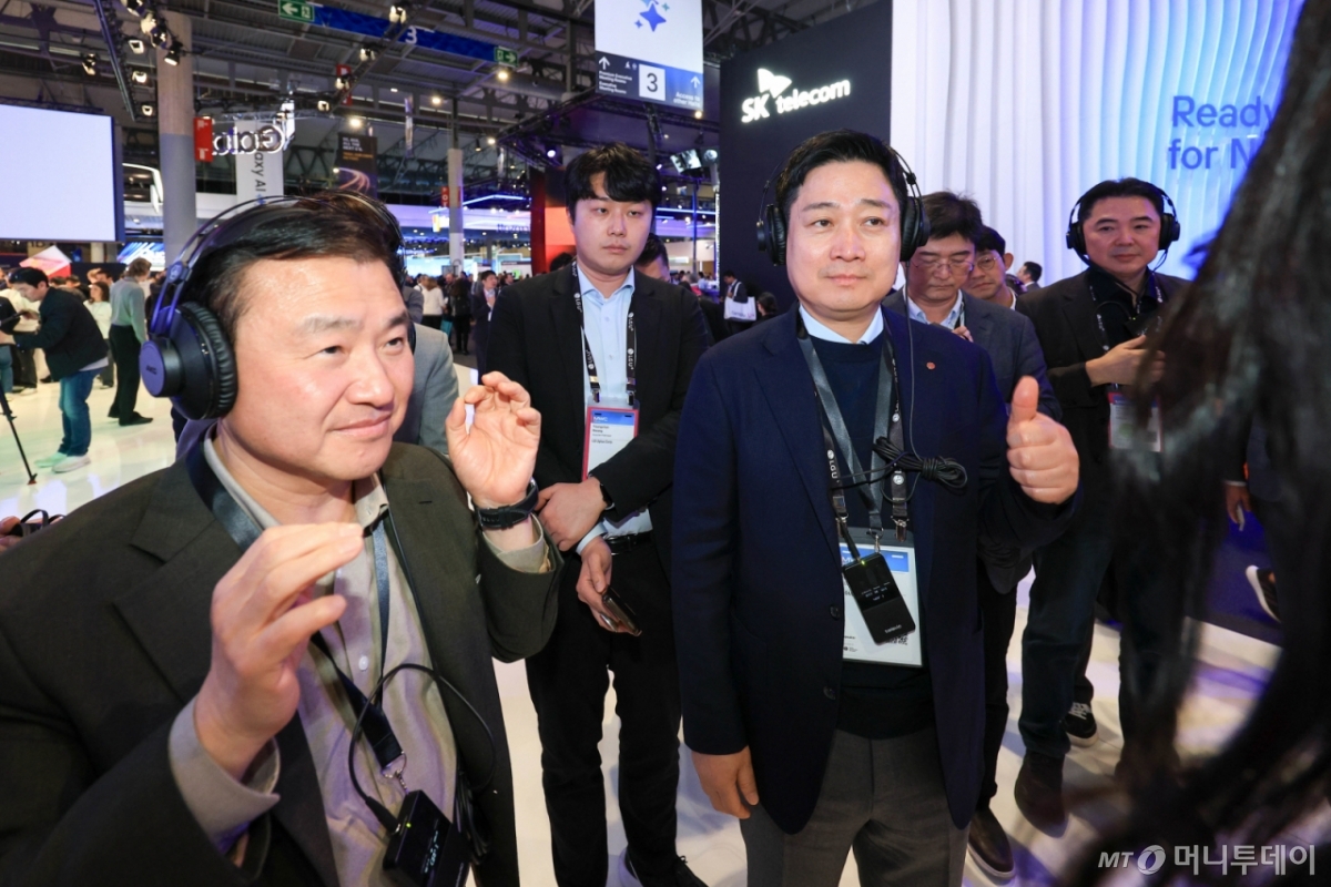 홍범식 LG유플러스 대표가 2일(현지시간) 스페인 바르셀로나 피라 그란 비아 전시장에서 열린 '모바일 월드 콩그레스(MWC)2026'에서 삼성전자 갤럭시 부스를 방문해 노태문 삼성전자 대표이사 사장(DX부문장)과 갤럭시 S26 울트라에 대한 설명을 듣고 있다./사진=사진공동취재단