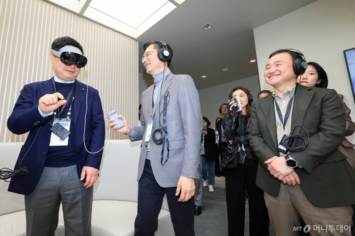 홍범식 LG유플러스 대표가 2일(현지시간) 스페인 바르셀로나 피라 그란 비아 전시장에서 열린 '모바일 월드 콩그레스(MWC)2026'에서 삼성전자 갤럭시 부스를 방문해 갤럭시 XR을 경험하고 있다./사진=사진공동취재단