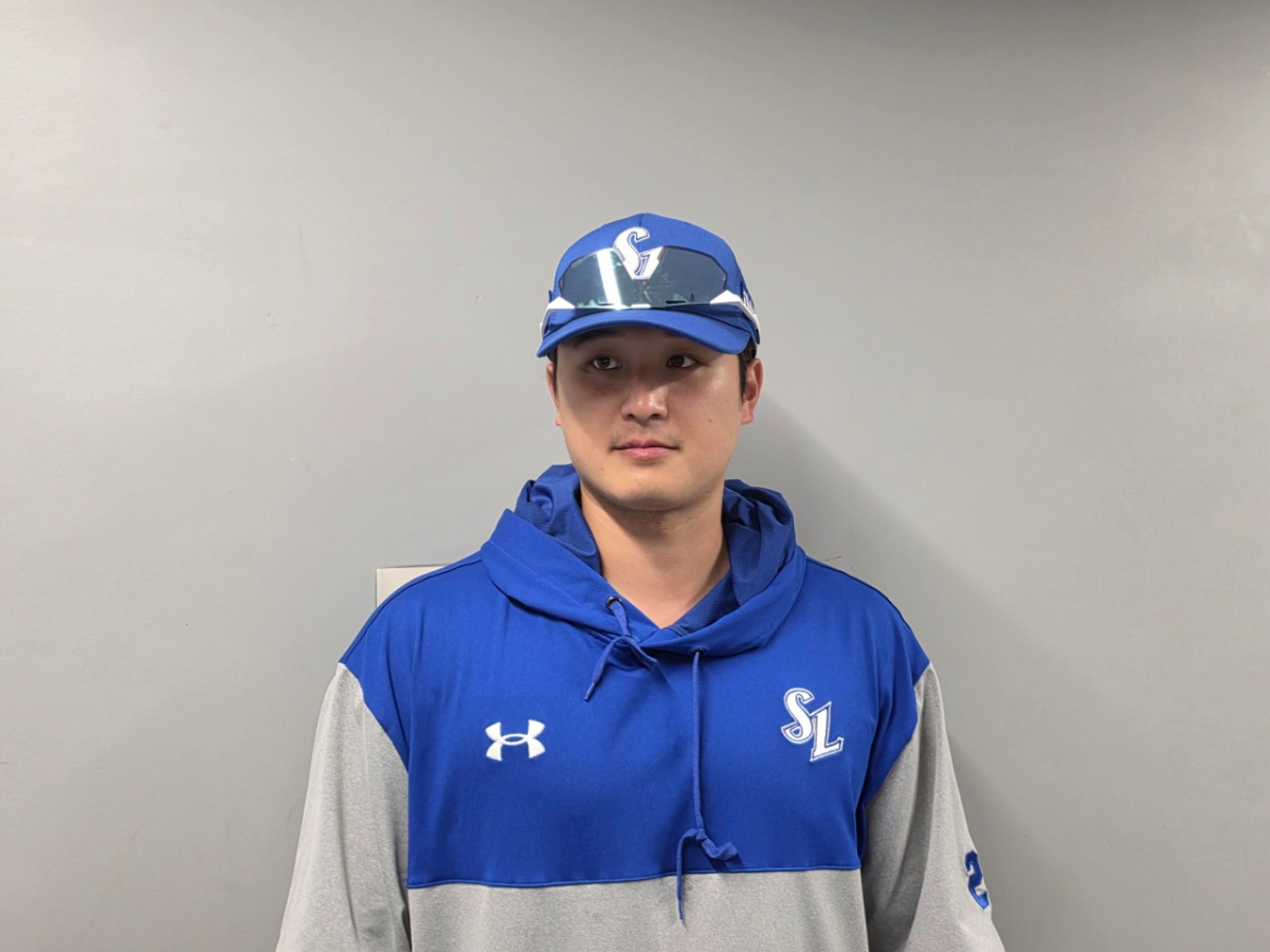 삼성 최원태가 2월 28일 일본 오키나와현 나하의 셀룰러 스타디움에서 열린 삼성-요미우리전을 마치고 취재진과 인터뷰를 가졌다. /사진=김동윤 기자