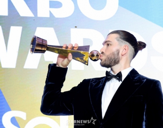 24일 MVP 트로피에 입맞춤하는 폰세. /사진=강영조 선임기자