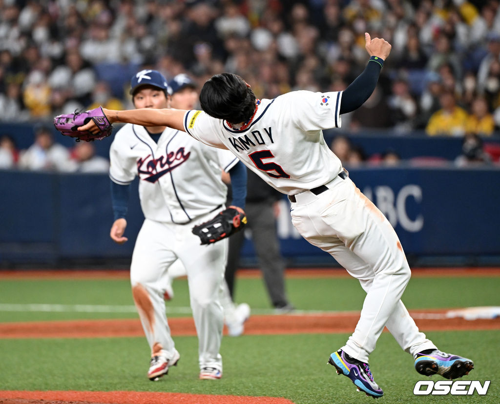 김도영이 3회 내야 뜬공 타구를 처리하고 있다.