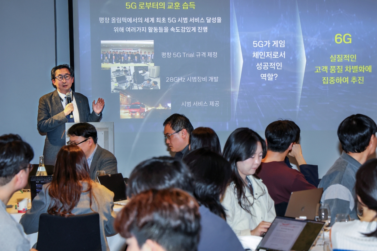 이종식 KT 네트워크연구소장(전무)가 2일(현지시간)  'MWC26'에서 6G 네트워크 전략을 발표했다./사진=KT