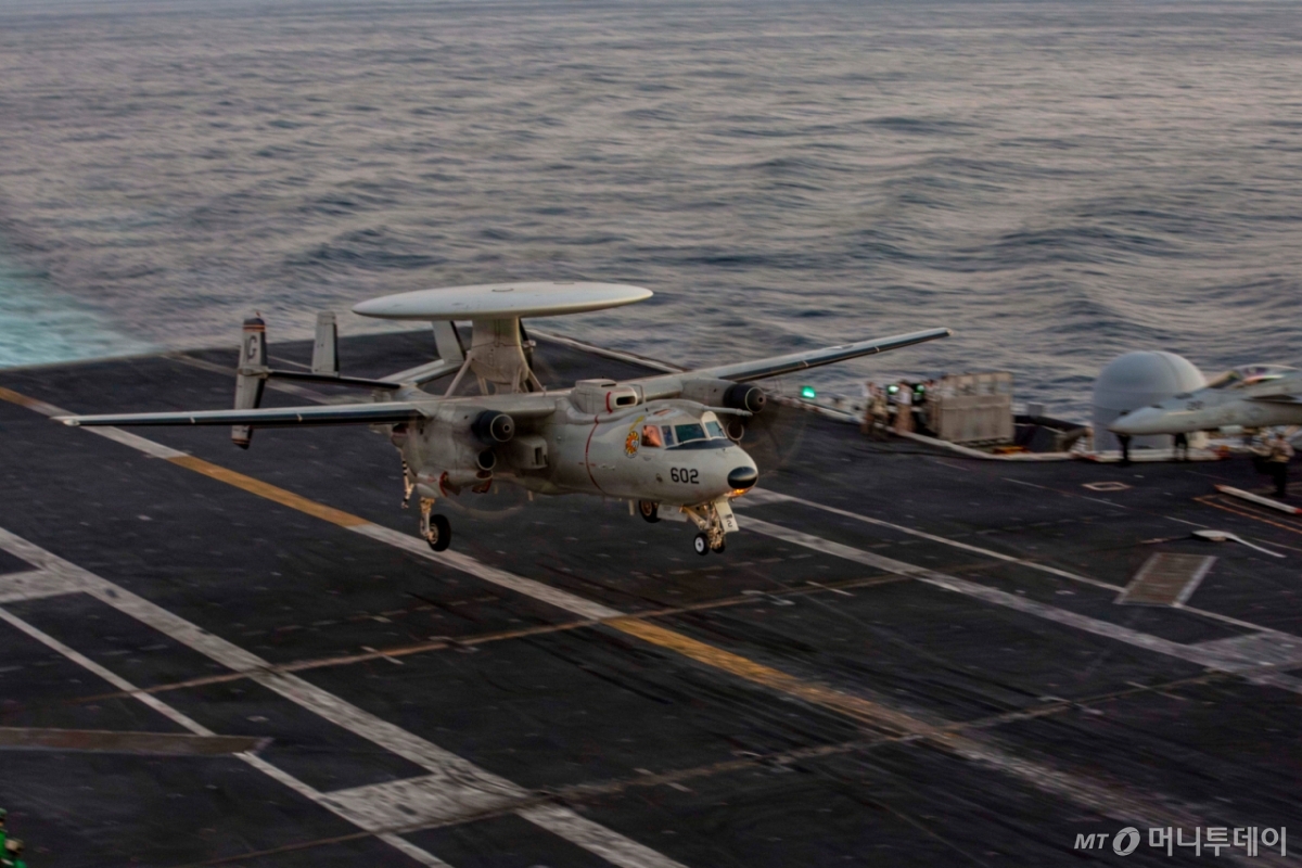 1일(현지시간) 미 해군 항공모함 에이브러햄 링컨호(CVN 72)에 E-2D 호크아이 조기경보통제기가 착륙하고 있다. /AP=뉴시스
