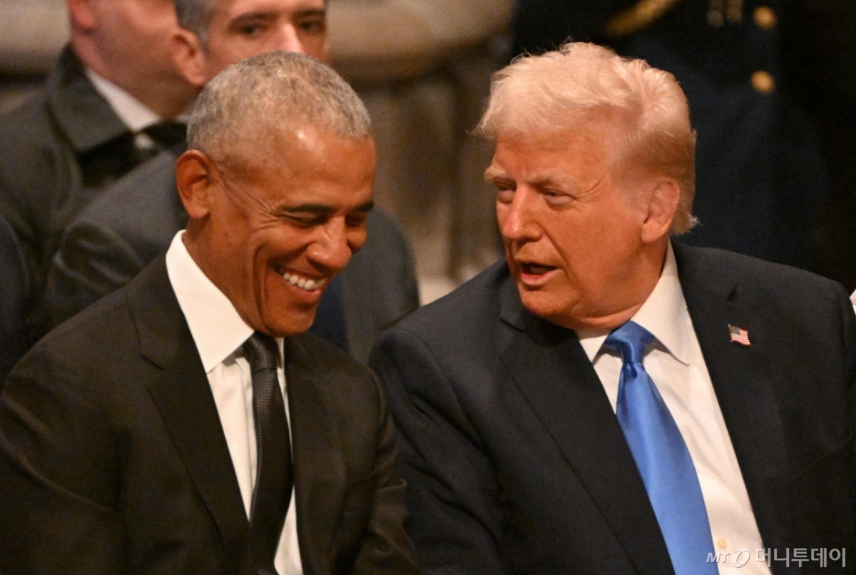 2025년 1월9일(현지시간) 미국 워싱턴DC 워싱턴국립대성당에서 열린 고(故) 지미 카터 전 미국 대통령의 국장에서 버락 오바마 전 대통령과 도널드 트럼프 대통령(당시 당선인 신분)이 대화를 나누고 있다. /AFP=뉴스1