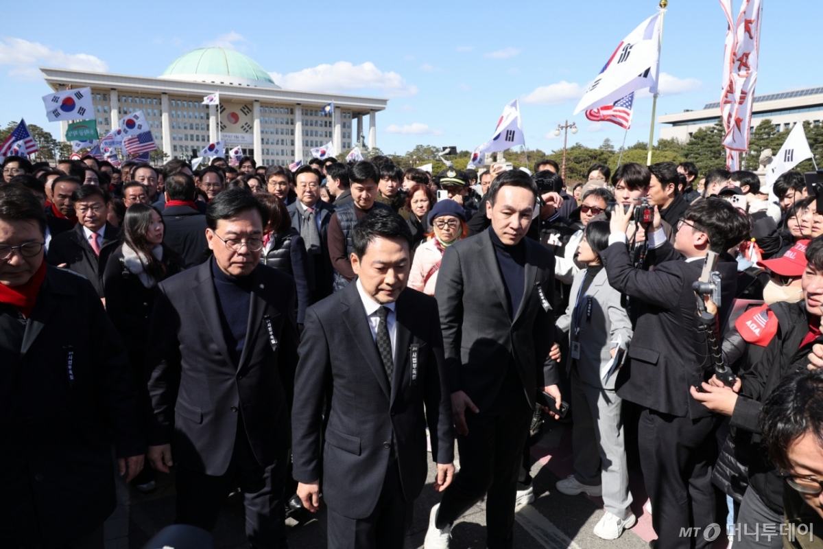 (서울=뉴스1) 신웅수 기자 = 장동혁 국민의힘 대표가 3일 서울 여의도 국회 본관 앞에서 열린 사법독립 헌정수호를 위한 대국민 호소 국민대장정 규탄대회를 마친 후 청와대를 향해 행진하고 있다. 2026.3.3/뉴스1 Copyright © 뉴스1. All rights reserved. 무단 전재 및 재배포, AI학습 이용 금지. /사진=(서울=뉴스1) 신웅수 기자
