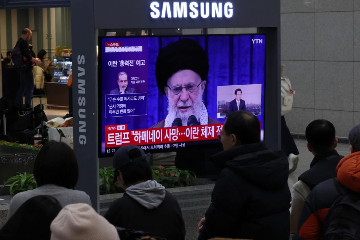 미국의 이란 공습으로 중동 지역의 군사적 긴장이 고조되면서 두바이행 등 일부 항공편이 운항 중단된 지난 2일 인천국제공항 제1여객터미널에서 이용객들이 관련 뉴스를 시청하고 있다. /사진=뉴시스