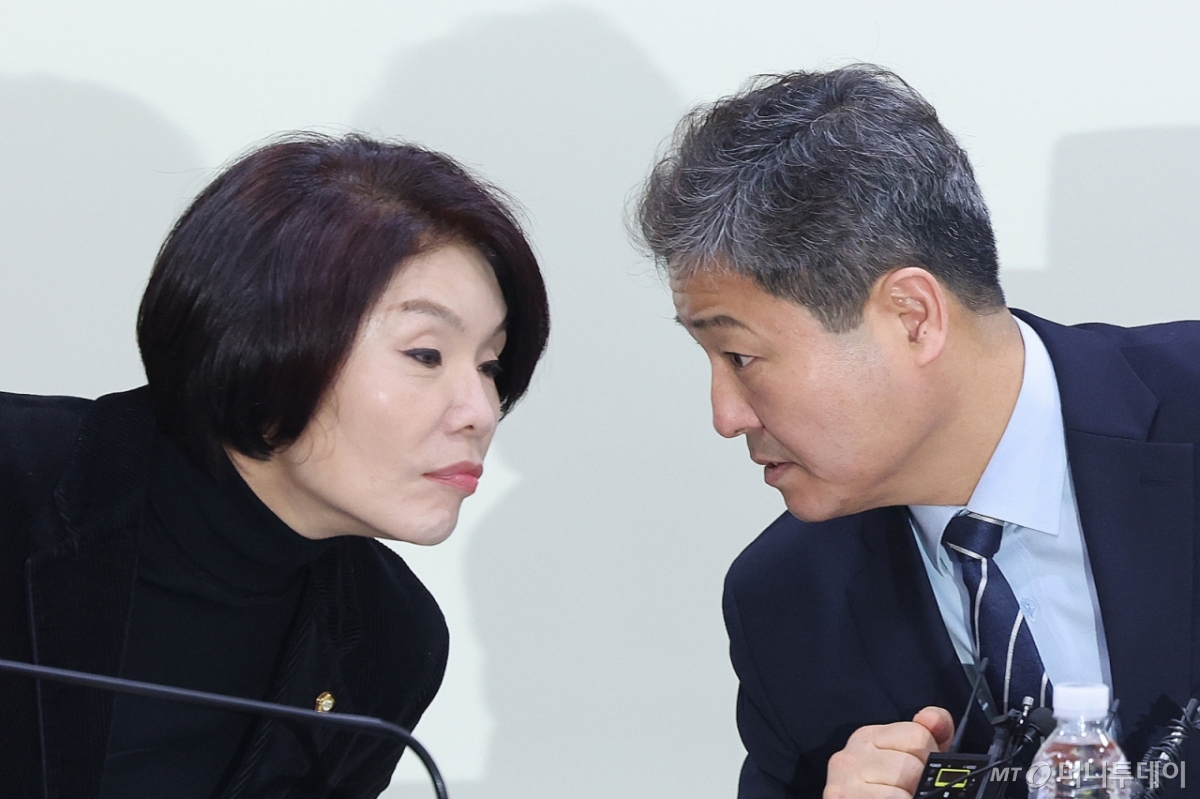 (서울=뉴스1) 신웅수 기자 = 한정애 더불어민주당 정책위의장과 김영배 외교통일위원회 간사가 3일 서울 여의도 국회 의원회관에서 열린 이란사태 관련 당·정간담회에서 대화하고 있다. 2026.3.3/뉴스1 Copyright © 뉴스1. All rights reserved. 무단 전재 및 재배포, AI학습 이용 금지. /사진=(서울=뉴스1) 신웅수 기자