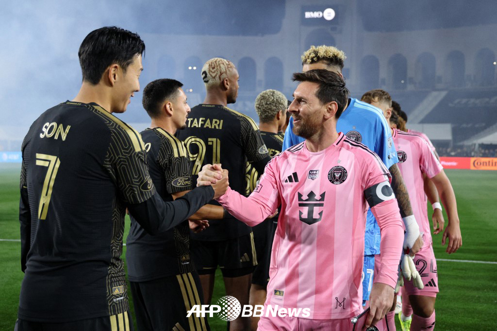 지난달 2026 미국 메이저리그사커(MLS) 개막전 맞대결을 앞두고 인사하고 있는 손흥민(왼쪽)과 리오넬 메시. /AFPBBNews=뉴스1