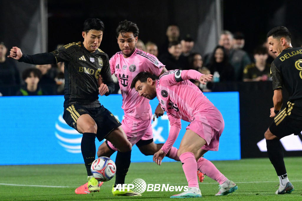 지난달 2026 미국 메이저리그사커(MLS) 개막전에서 볼 경합을 펼치고 있는 손흥민(왼쪽)과 리오넬 메시. /AFPBBNews=뉴스1