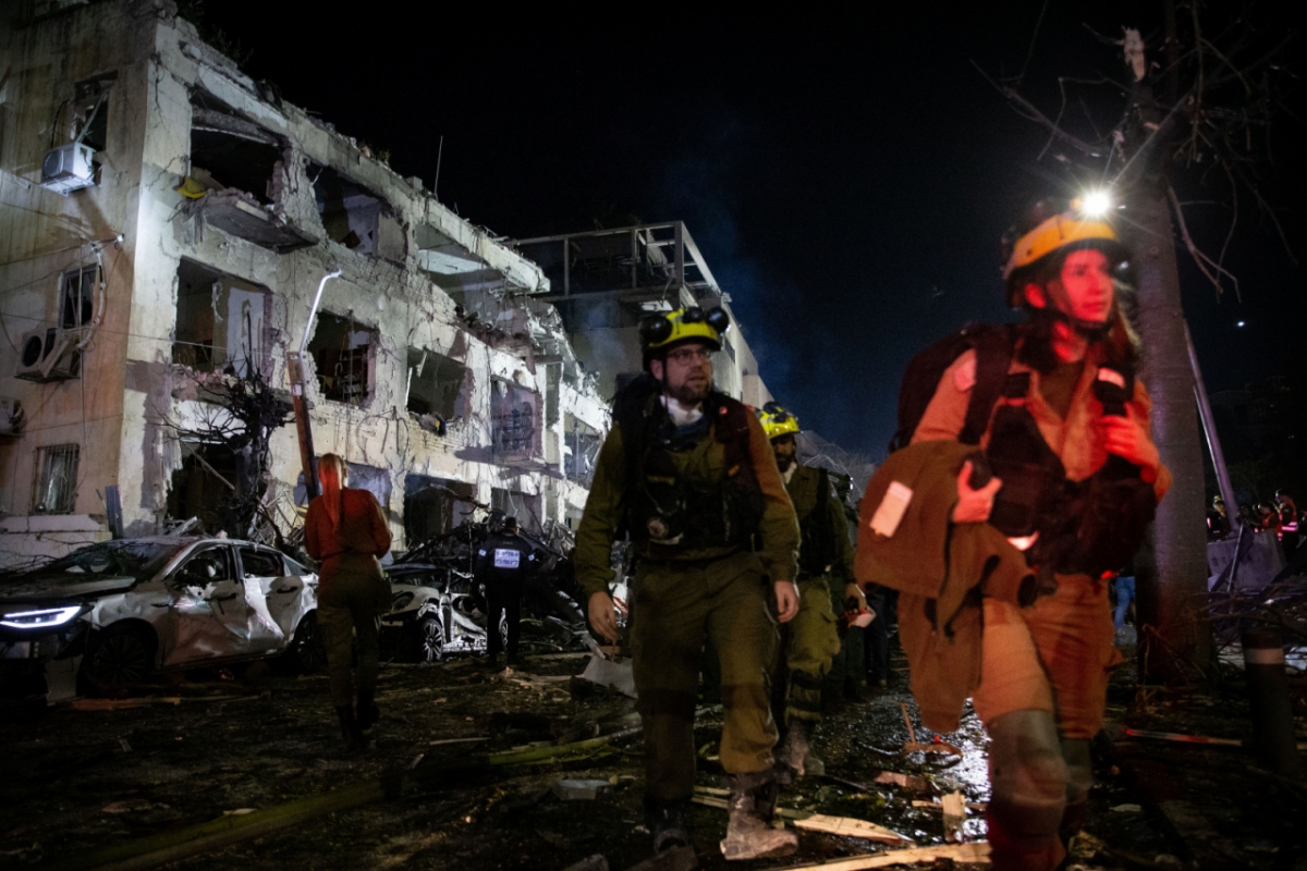 지난 1일(현지 시간) 이스라엘 텔아비브에서 구조대가 이란의 미사일 공격을 받은 현장을 수색하고 있다. /사진=뉴시스