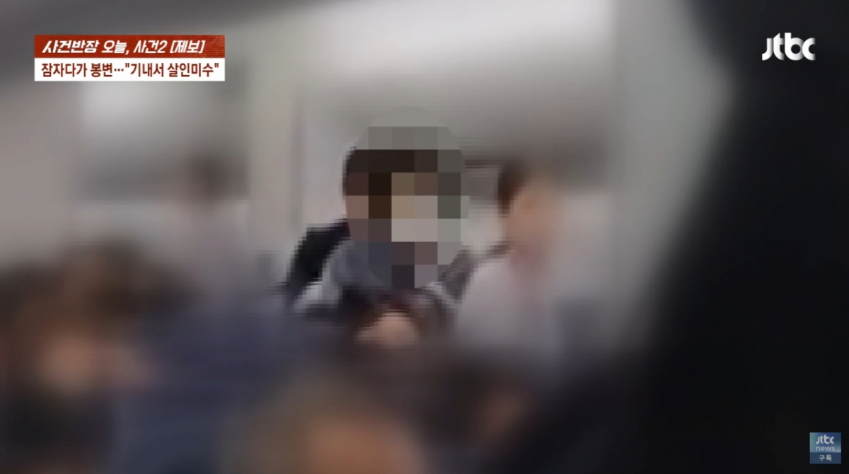 기내에서 30대 여성 C씨를 마구 폭행한 20대 여성 B씨. /사진=JTBC '사건반장' 방송화면 캡처