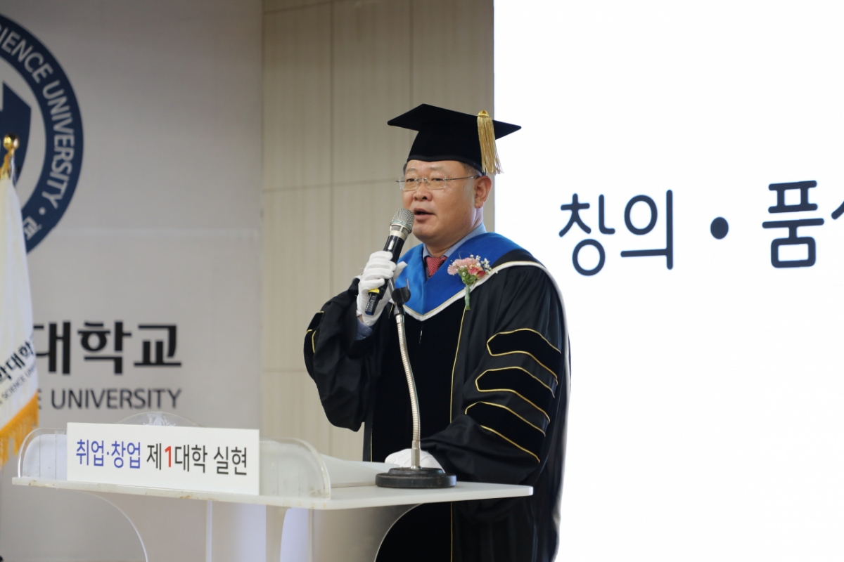 박용석 충북보건과학대 총장이 '2026학년도 입학식'에서 환영사하고 있다./사진제공=충북보건과학대