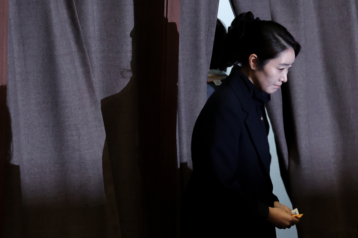 강선우 무소속 의원이 지난달 24일 서울 여의도 국회에서 열린 제432회국회(임시회) 제8차 본회의에서 자신의 체포동의안에 대한 투표 후 본회의장을 나서고 있다./사진=뉴스1.