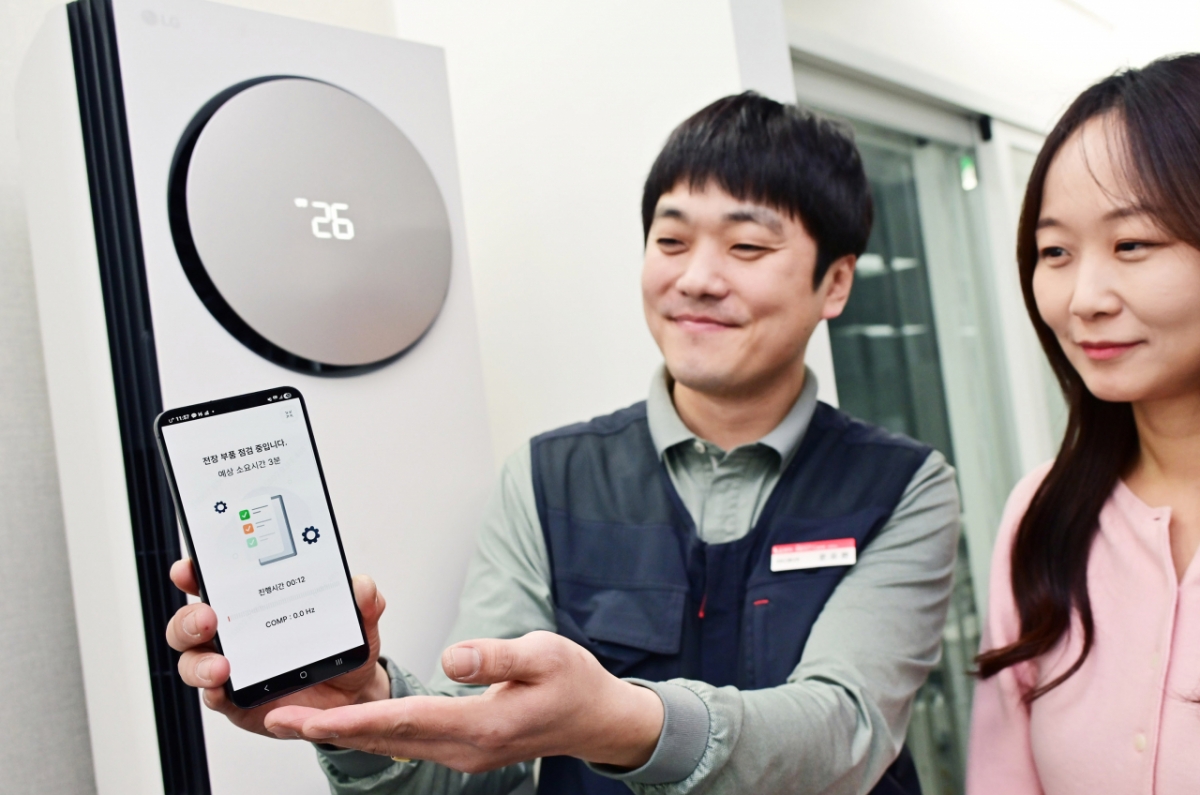 LG전자의 에어컨 사전점검 서비스 모습/사진제공=LG전자