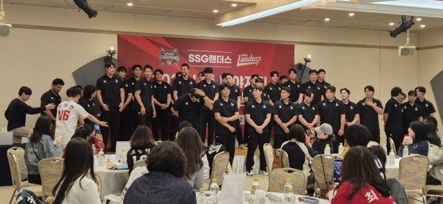 팬투어 저녁 만찬에서 기념촬영을 위해 선수단이 무대 앞으로 나와 자리를 잡고 있다. /사진=SSG 랜더스 제공