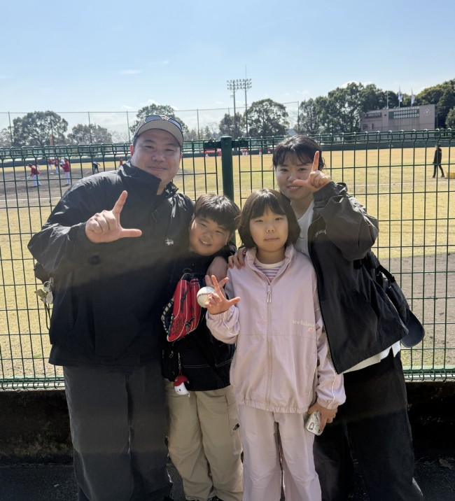 팬투어에 가족이 함께 한 아빠 최준열(왼쪽부터)과 아들 최재영, 딸 최아영, 아내 조성희씨 가족. /사진=SSG 랜더스 제공