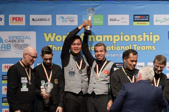 베트남 선수들이 제38회 팀 3쿠션 세계선수권 우승을 차지하고 세리머니를 하고 있다. /사진=SOOP 제공