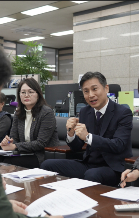 백호성 조달청 구매사업국장(오른쪽)이 3일 정부대전청사 기자실에서 '레미콘·아스콘 물품 특성에 따른 맞춤형 제도 전환'에 대해 설명을 하고 있다./사진제공=조달청  