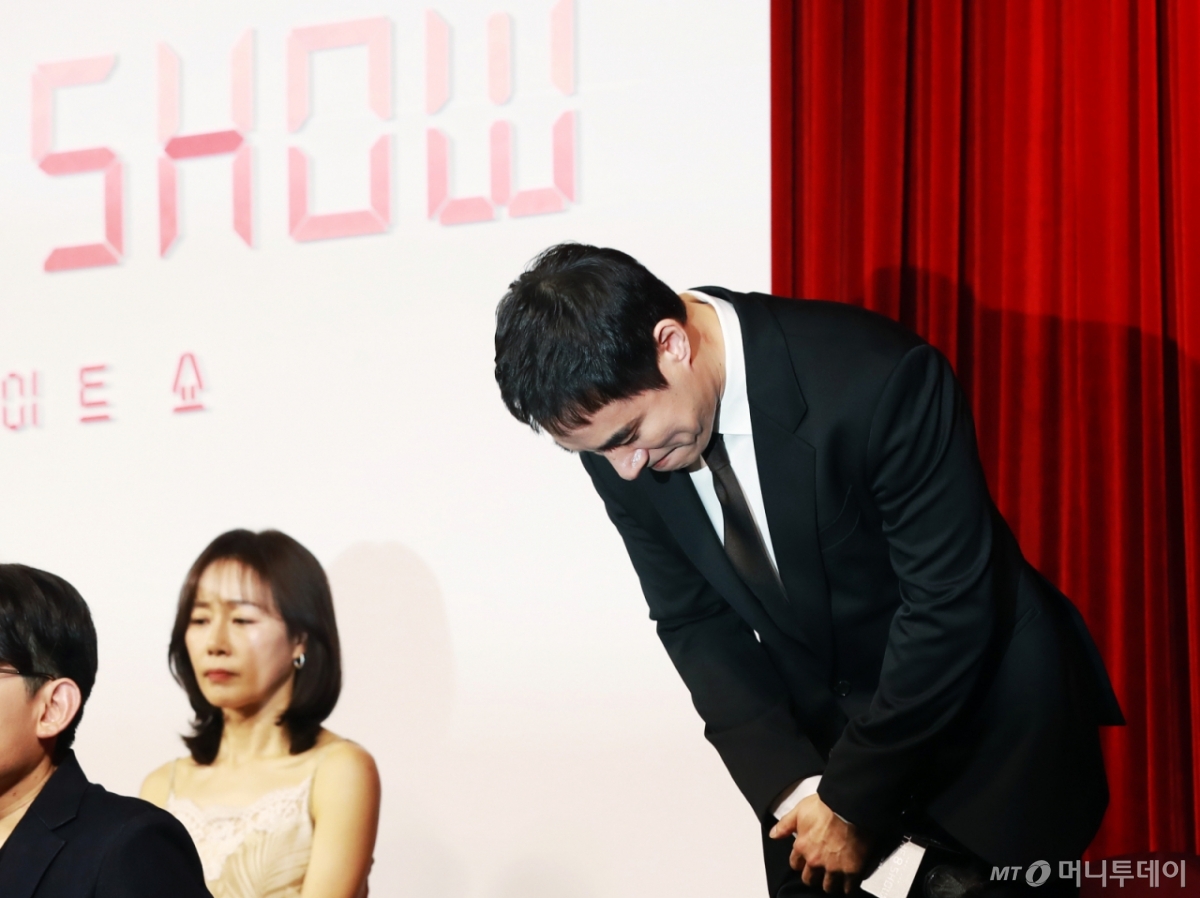 배우 배성우가 2024년 5월10일 오전 앰배서더 서울 풀만 호텔에서 진행된 넷플릭스 오리지널 시리즈 '더 에이트 쇼' 제작발표회에서 과거 음주운전에 관해 고개 숙여 사과하고 있다. /사진=이동훈 기자