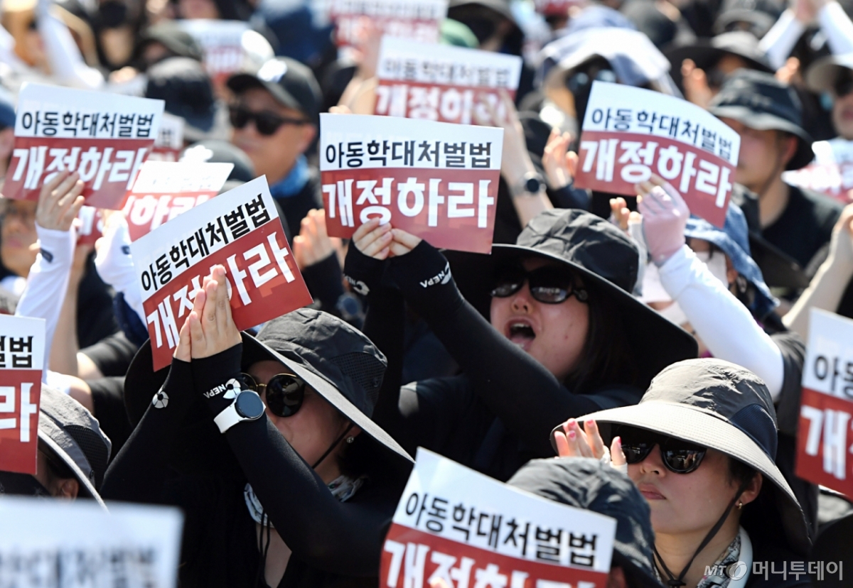 5일 오후 서울 종로구 정부서울청사 앞에서 열린 서이초 교사 추모 및 공교육 정상화 촉구 집회에 참석한 전국의 교사들이 구호를 외치고 있다. /사진=동행미디어시대 장동규 기자