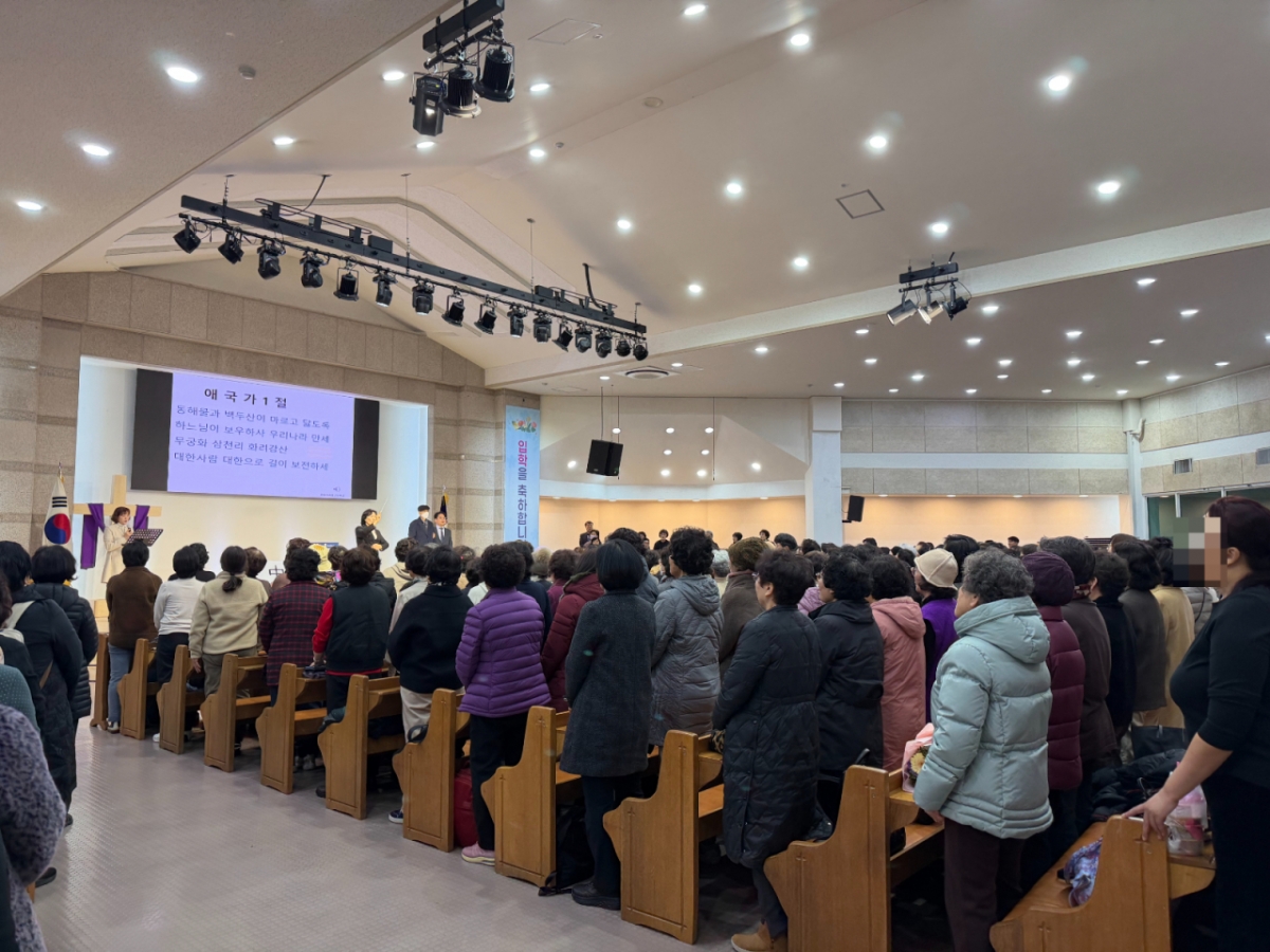 3일 오전 서울 마포구 한 교회에서 일성여자중고등학교 학생들의 입학식이 진행됐다. 학생들이 애국가를 제창하는 모습./사진=민수정 기자.