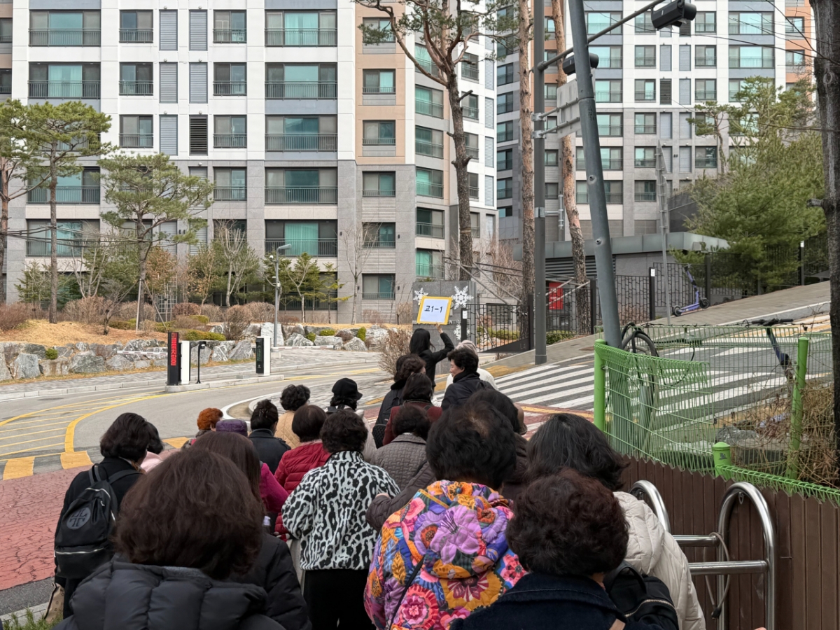 3일 오전 서울 마포구 한 교회에서 입학식을 마친 학생들이 선생님 호명에 따라 학교로 이동하고 있다./사진=민수정 기자.