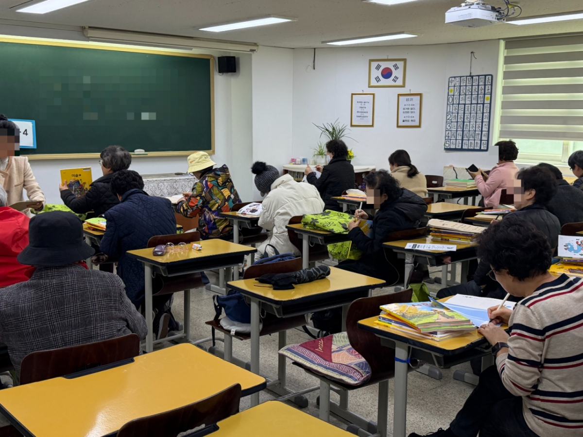 3일 오전 서울 마포구 염리동 일성여자중고등학교 중학교 1학년4반에서 신입생들이 교과서에 이름을 적고 있다./사진=민수정 기자.