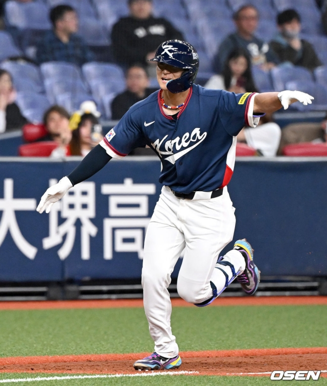 홈런을 터뜨리고 웃으며 홈으로 향하는 김도영.