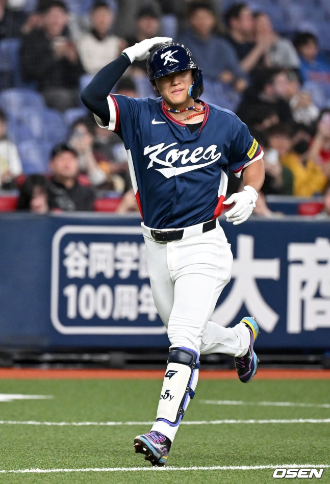 김도영이 스리런 홈런을 날린 뒤 더그아웃으로 돌아가고 있다.