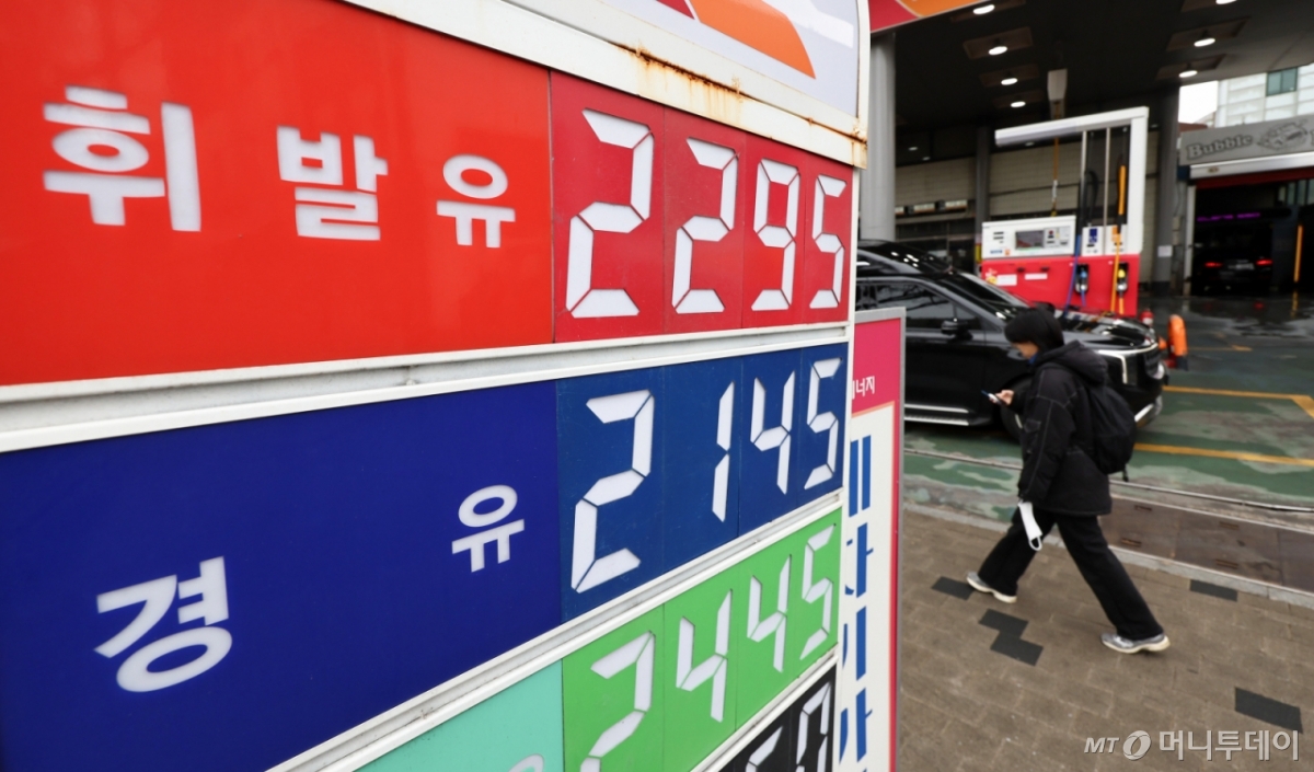 (서울=뉴스1) 최지환 기자 = 이란혁명수비대가 호르무즈 해협을 봉쇄를 선언하는 등 중동 분쟁 격화로 국제 유가가 급등하고 있는 3일 서울 시내 한 주유소에 휘발유·경유 가격이 표시되어 있다.  2일(현지시간) 4월 인도분 서부텍사스산 원유(WTI) 가격은 전장 대비 6.28% 급등한 배럴당 71.23달러에, 5월 인도분 브렌트유 가격은 6.7% 급등한 베럴당 77.74달러에 장을 마쳤다. 2026.3.3/뉴스1  Copyright © 뉴스1. All rights reserved. 무단 전재 및 재배포,  AI학습 이용 금지. /사진=(서울=뉴스1) 최지환 기자