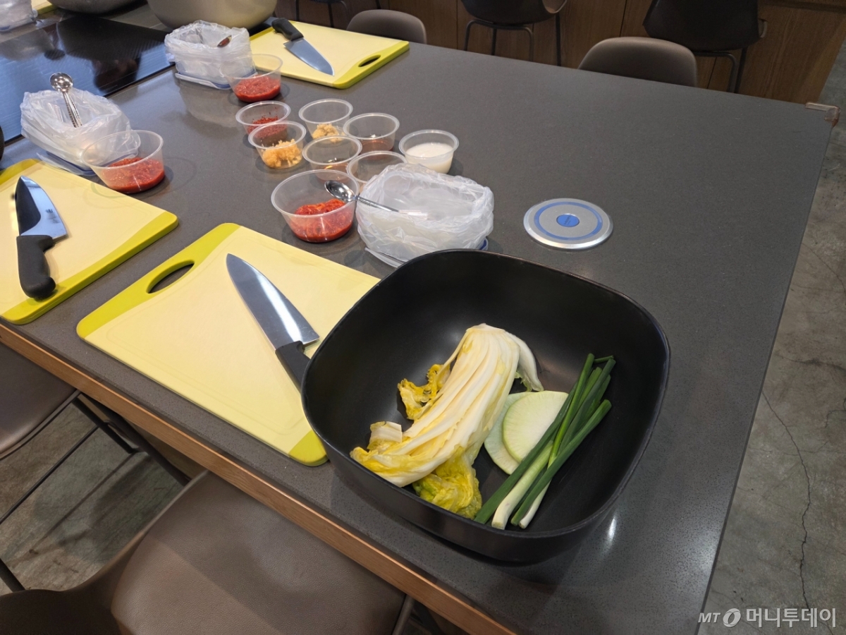 'Kimchi! Basic' 클래스에 마련된 김치 김장 재료들. 그릇 안에는 쪽파와 배추, 순무가 놓였다./사진=김서현 기자.