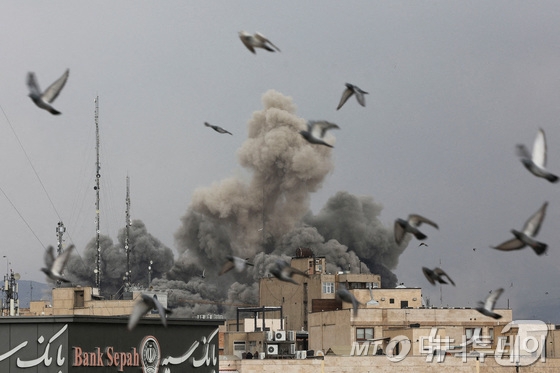 2일(현지시간) 이란 테헤란 시내에서 이스라엘과 미군의 공격으로 먼지구름이 피어오르고 있다. 2026.03.02 ⓒ 로이터=뉴스1  Copyright © 뉴스1. All rights reserved. 무단 전재 및 재배포,  AI학습 이용 금지. /사진=