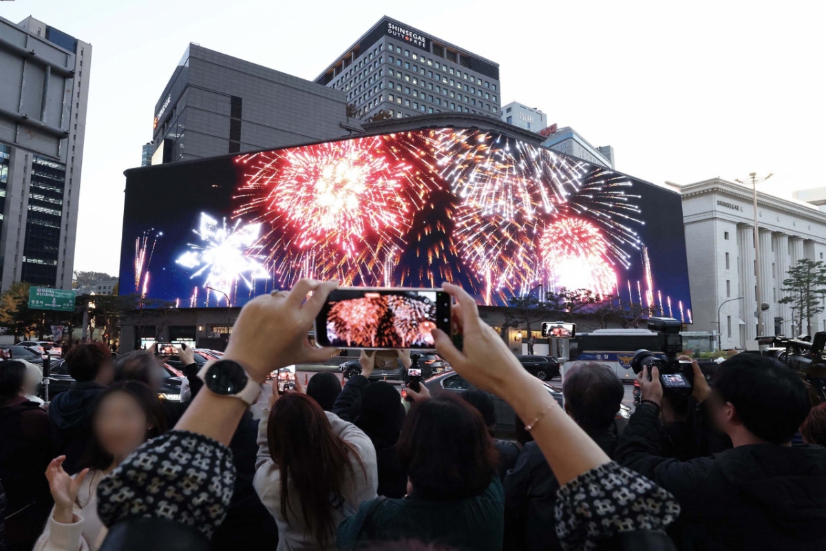 신세계백화점 본점 신세계스퀘어에서 내외국인 고객이 연말 연상을 관람하고 있다. /사진제공=신세계백화점
