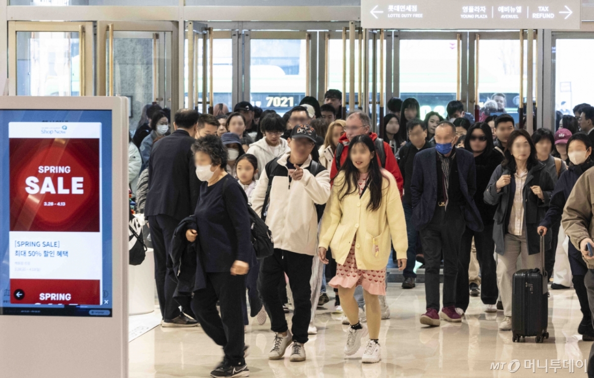 서울 중구 롯데백화점 본점에서 외국인들과 소비자들이 백화점 로비로 입장하고 있다. 2025.03.28. ks@newsis.com /사진=김근수