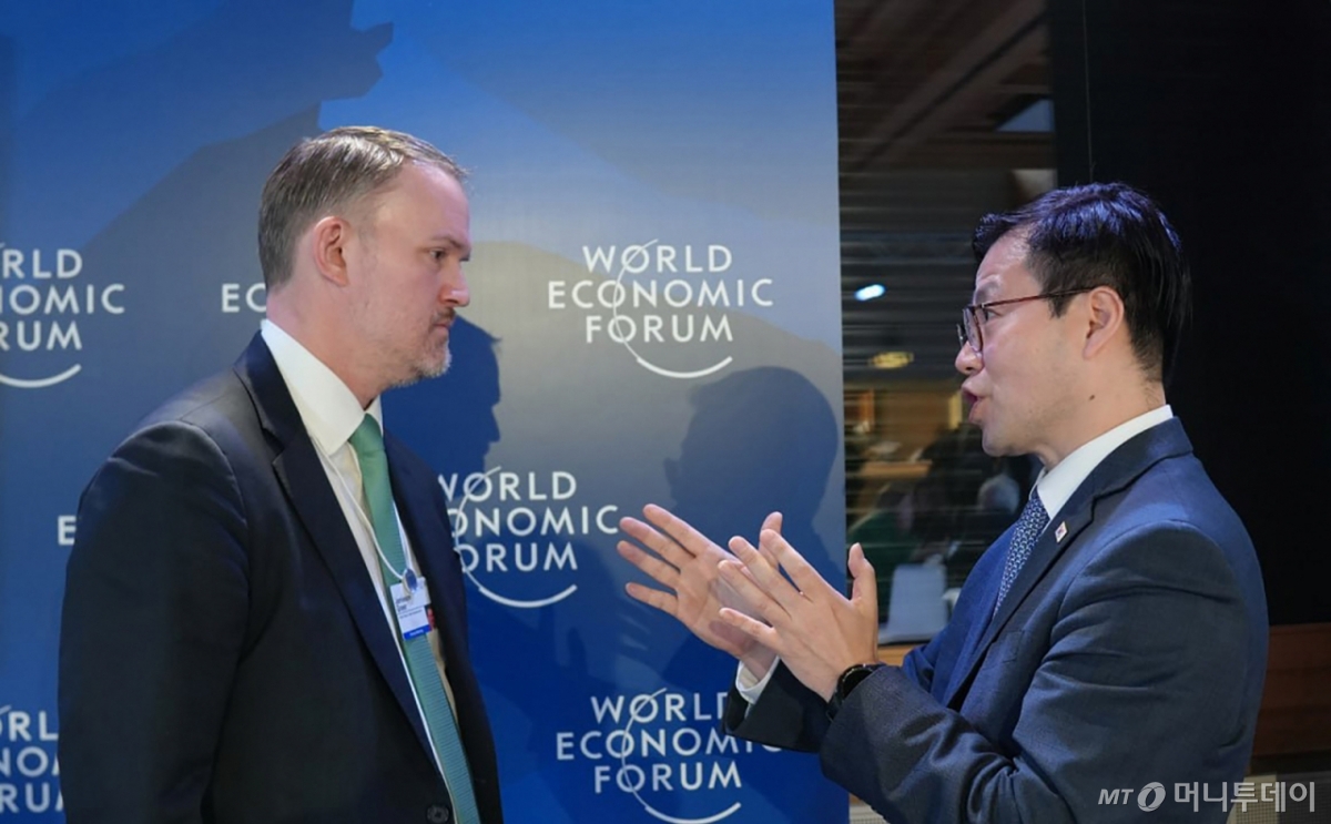 [서울=뉴시스] 여한구 산업통상부 통상교섭본부장이 22일(현지 시간) 스위스 다보스에서 그리어 미국 무역대표부(USTR) 대표와 면담하고 있다. (사진=산업통상부 제공) 2026.01.23.*재판매 및 DB 금지 /사진=류현주