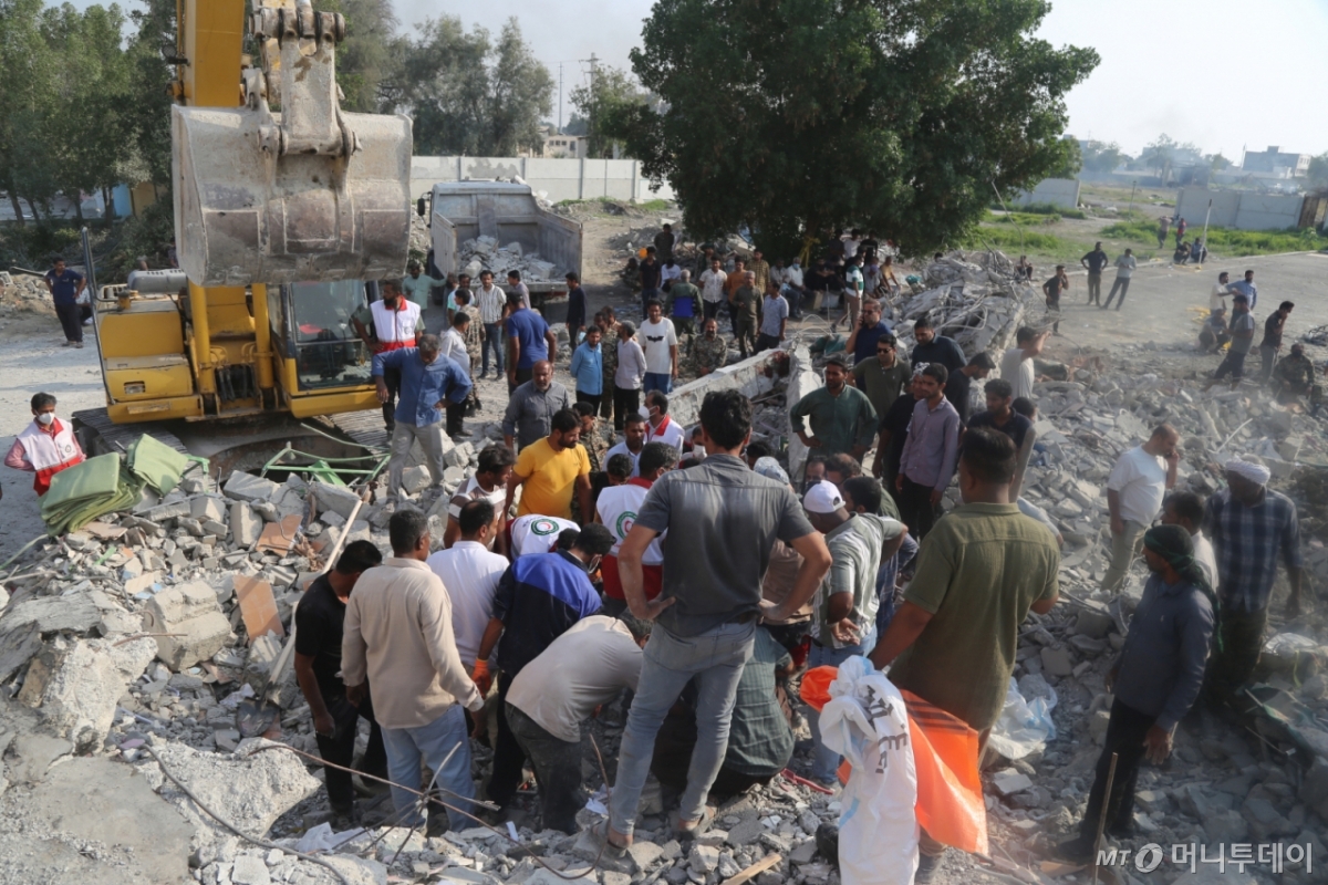 [테헤란=신화/뉴시스] 지난달 28일(현지 시간) 이란 남부 호르모즈간주 미나브 여자 초등학교 폭격 현장에서 구조대와 주민들이 부상자를 구조하고 있다. 현지 당국은 미국과 이스라엘의 초등학교 공습으로 인한 사망자 숫자가 최소 148명으로 늘었으며, 95명이 부상했다고 밝혔다. 2026.03.02. /사진=민경찬