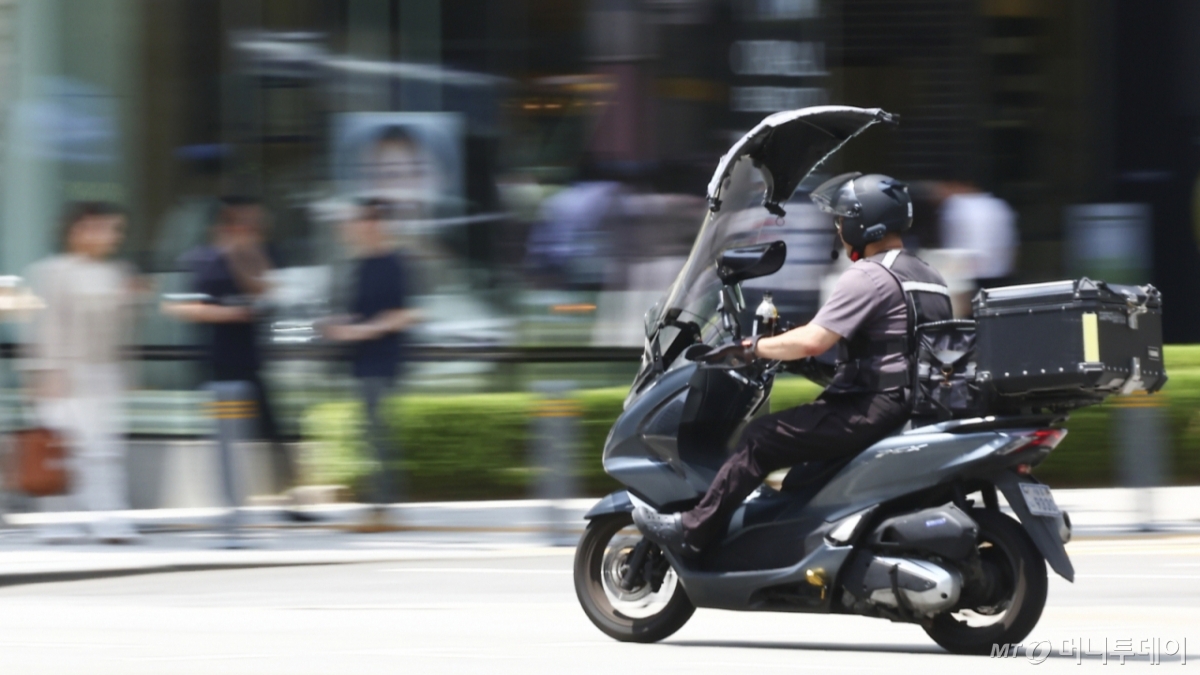 서울 시내에서 한 배달 라이더가 음식 배달을 하고 있다/사진=뉴시스 /사진=김근수