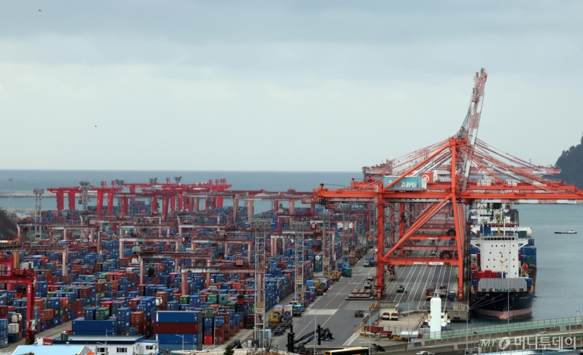 산업통상부는 지난 2월 수출이 1년 전보다 29.0% 증가한 674억5000만 달러(97조5327억원)로 집계, 역대 2월 중 최대 실적을 기록했다고 1일 밝혔다. 이날 부산 남구 신선대 부두 야적장에 수출입 컨테이너가 쌓여 있다. 2026.03.01./사진=뉴시