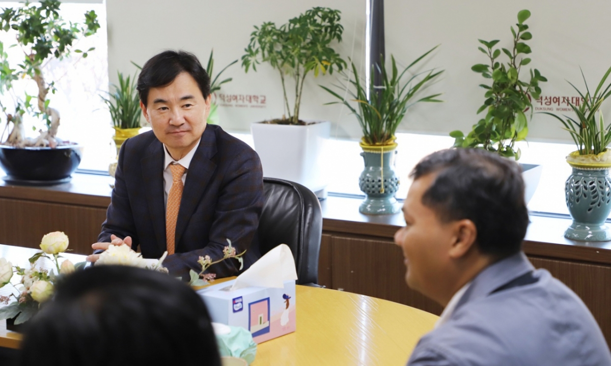 덕성여자대학교가 캄보디아 바탐방국립대학교(이하 NUBB) 교수진을 초청해 '제2차 교수초청연수' 진행과 양교 협력 증진 방안을 협의했다고 3일 밝혔다./사진제공=덕성여자대학교