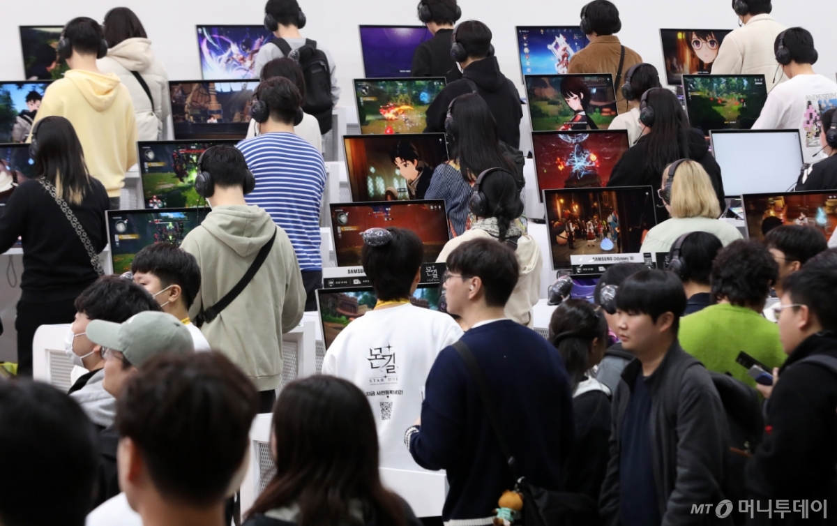 지난해 11월 13일 부산 해운대구 벡스코 제1전시장에서 열린 국내 최대 게임전시회 '지스타 2025'에서 관람객들이 신작 게임을 즐기고 있다/사진=뉴스1 /사진=(부산=뉴스1) 윤일지 기자