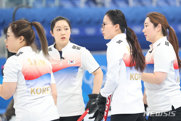 투구를 바라보는 팀킴의 모습. /사진=뉴시스