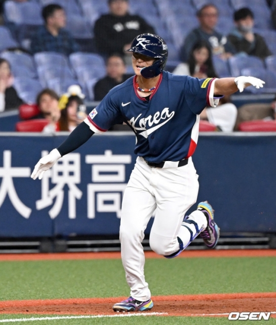 홈런을 터뜨리고 웃으며 홈으로 향하는 김도영.