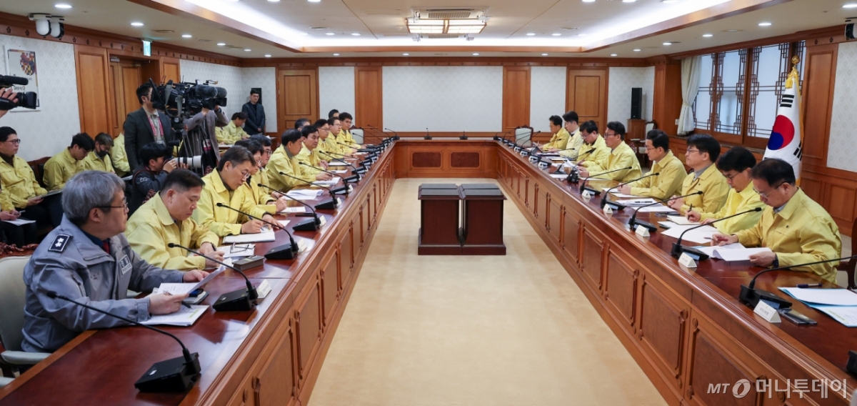 (서울=뉴스1) 김성진 기자 = 김민석 국무총리가 2일 서울 종로구 정부서울청사에서 열린 중동 상황점검 관련 긴급 관계부처회의에서 모두발언을 하고 있다. 2026.3.2/뉴스1 Copyright © 뉴스1. All rights reserved. 무단 전재 및 재배포, AI학습 이용 금지. /사진=(서울=뉴스1) 김성진 기자